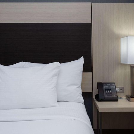La Quinta Inn & Suites By Wyndham Shorewood Eksteriør billede