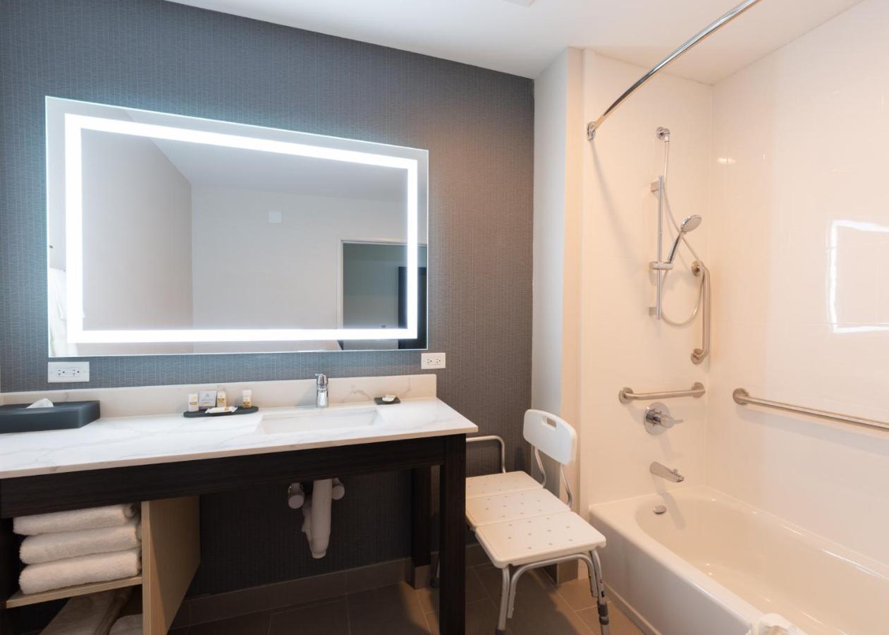 La Quinta Inn & Suites By Wyndham Shorewood Eksteriør billede