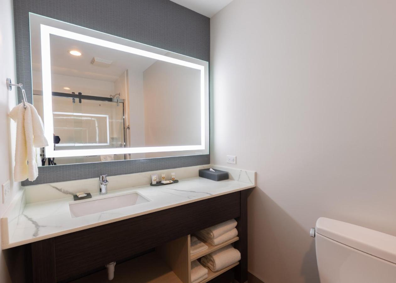 La Quinta Inn & Suites By Wyndham Shorewood Eksteriør billede