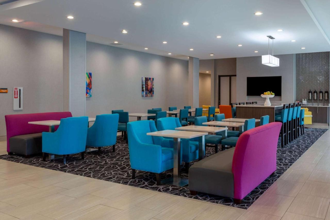 La Quinta Inn & Suites By Wyndham Shorewood Eksteriør billede