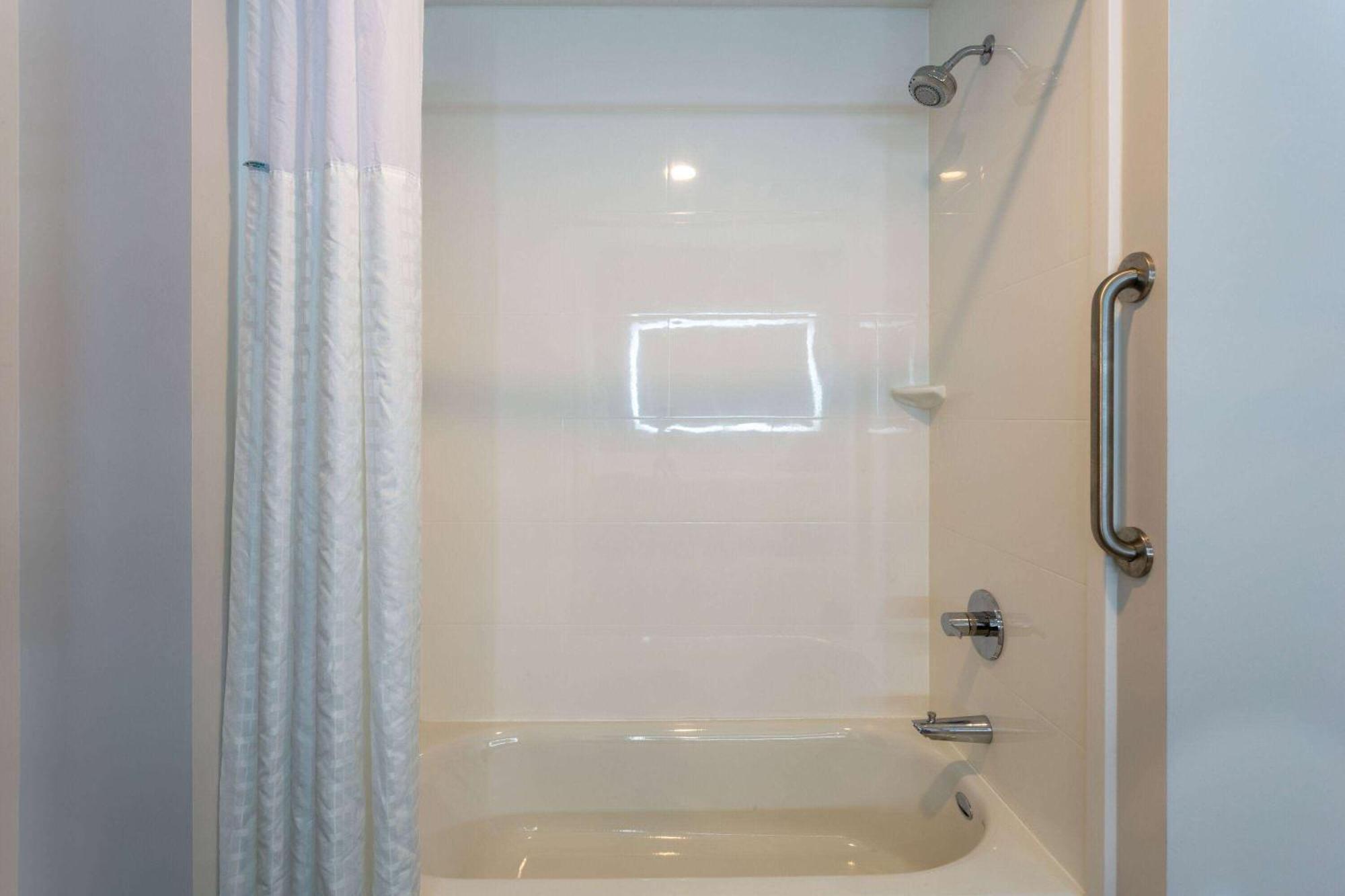 La Quinta Inn & Suites By Wyndham Shorewood Eksteriør billede