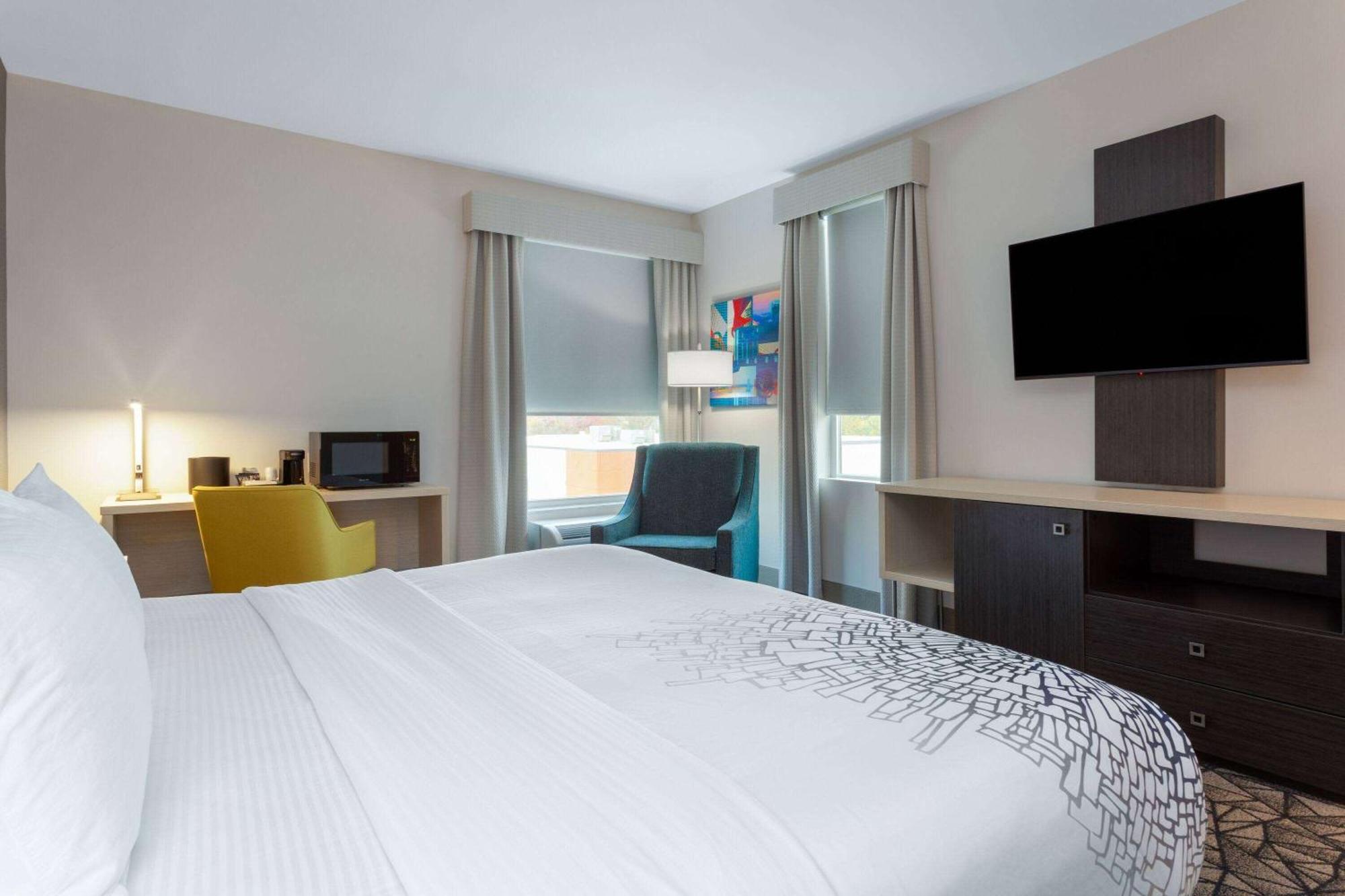 La Quinta Inn & Suites By Wyndham Shorewood Eksteriør billede