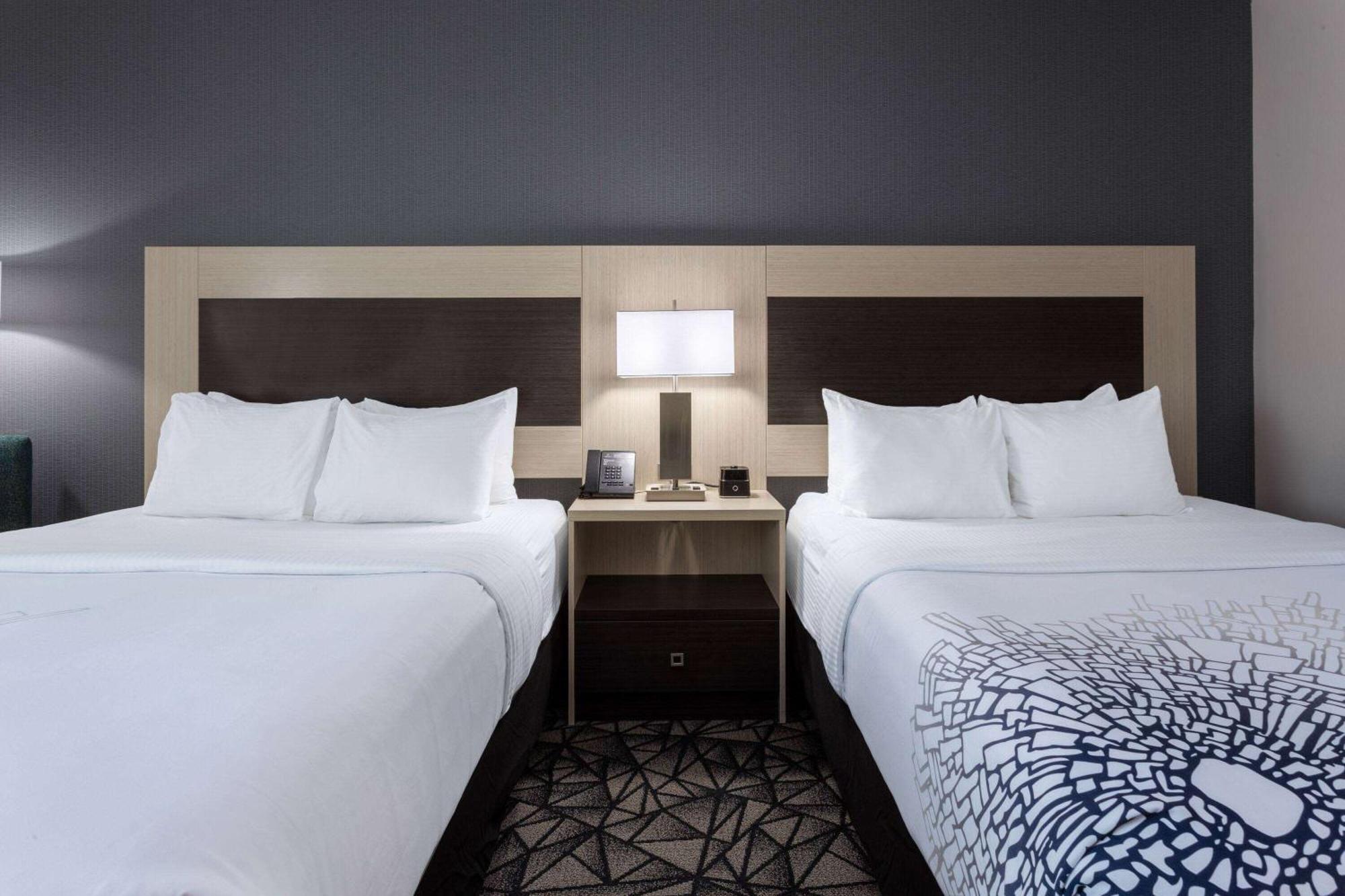 La Quinta Inn & Suites By Wyndham Shorewood Eksteriør billede