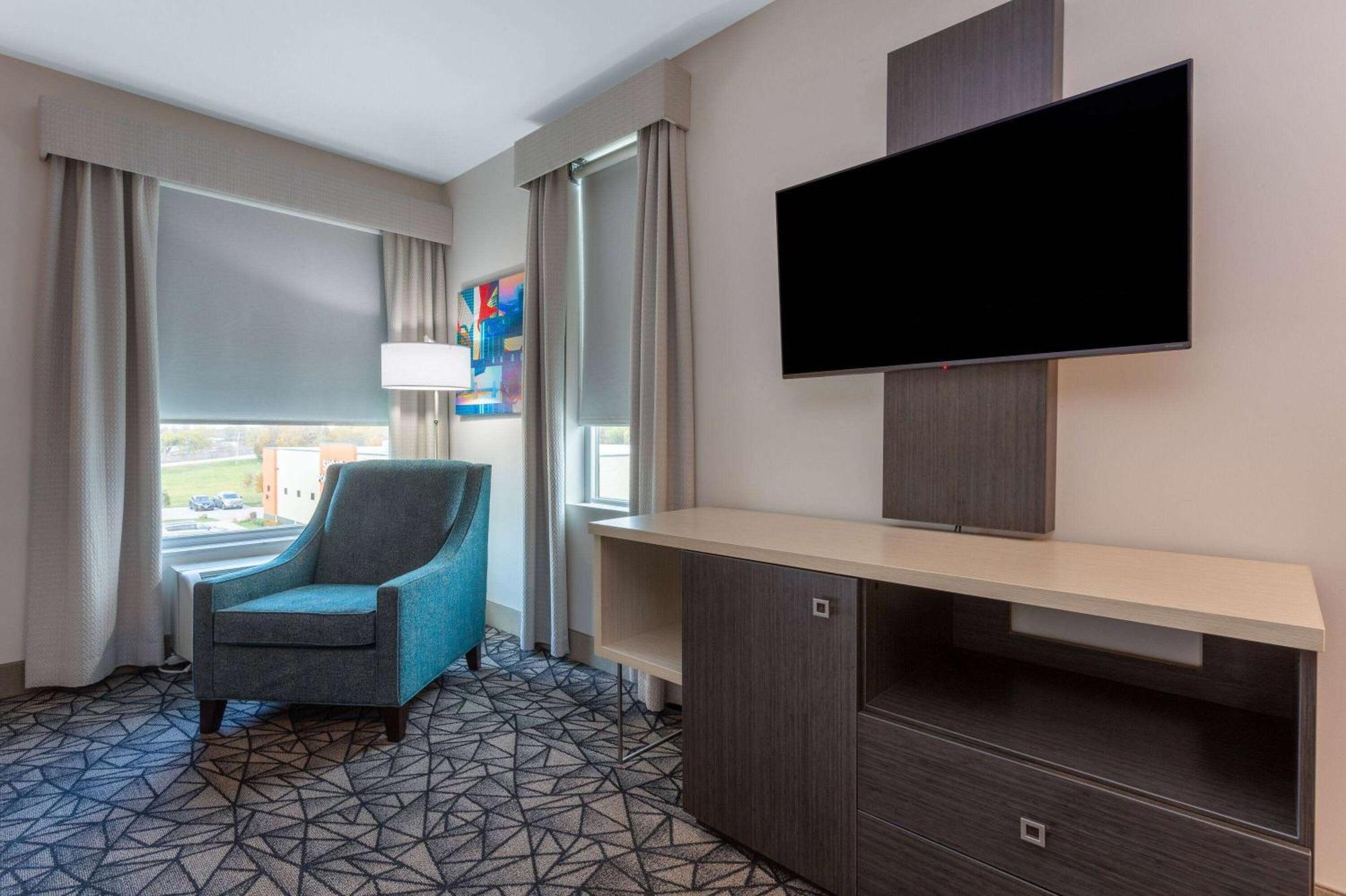 La Quinta Inn & Suites By Wyndham Shorewood Eksteriør billede