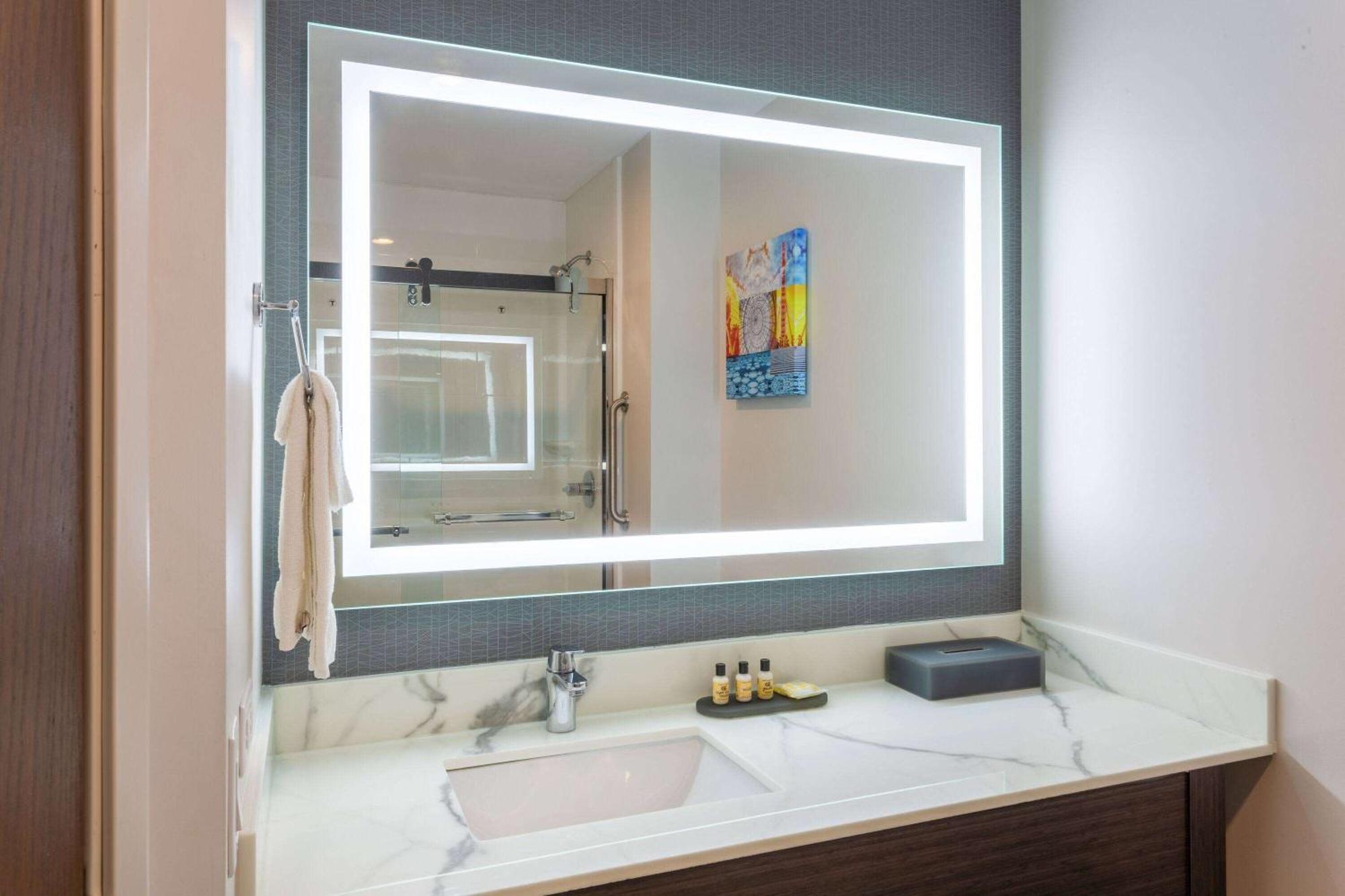 La Quinta Inn & Suites By Wyndham Shorewood Eksteriør billede