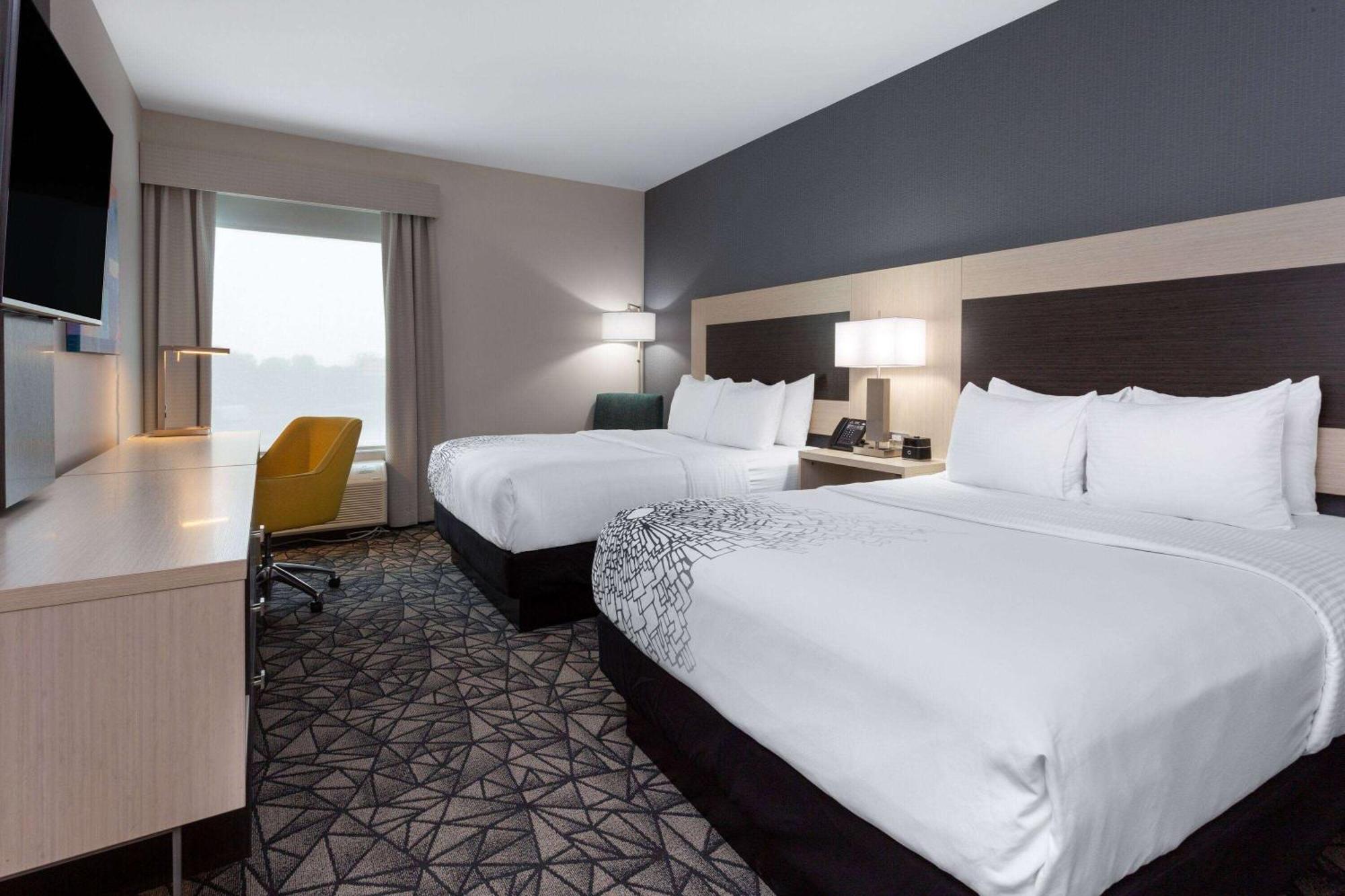 La Quinta Inn & Suites By Wyndham Shorewood Eksteriør billede