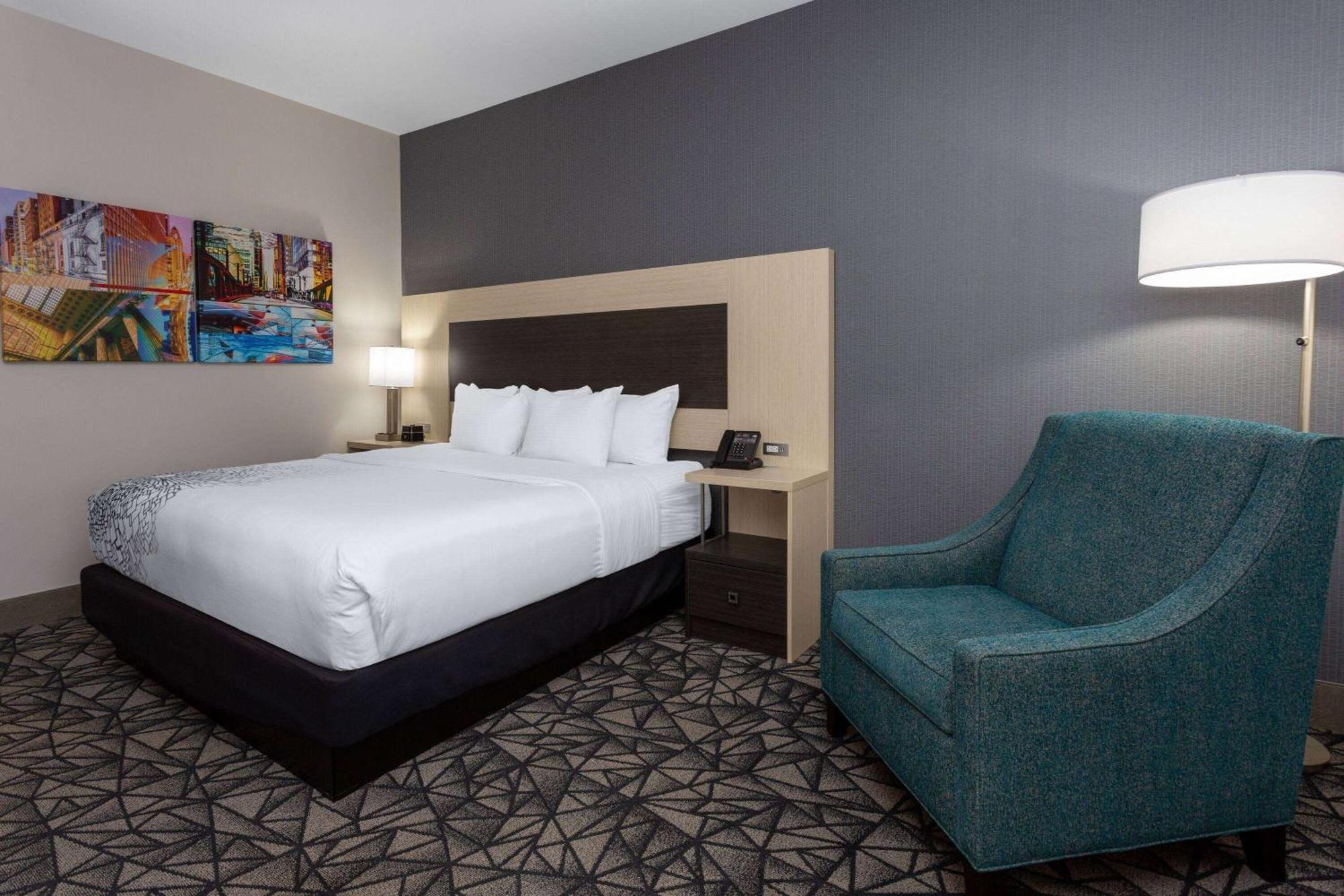 La Quinta Inn & Suites By Wyndham Shorewood Eksteriør billede