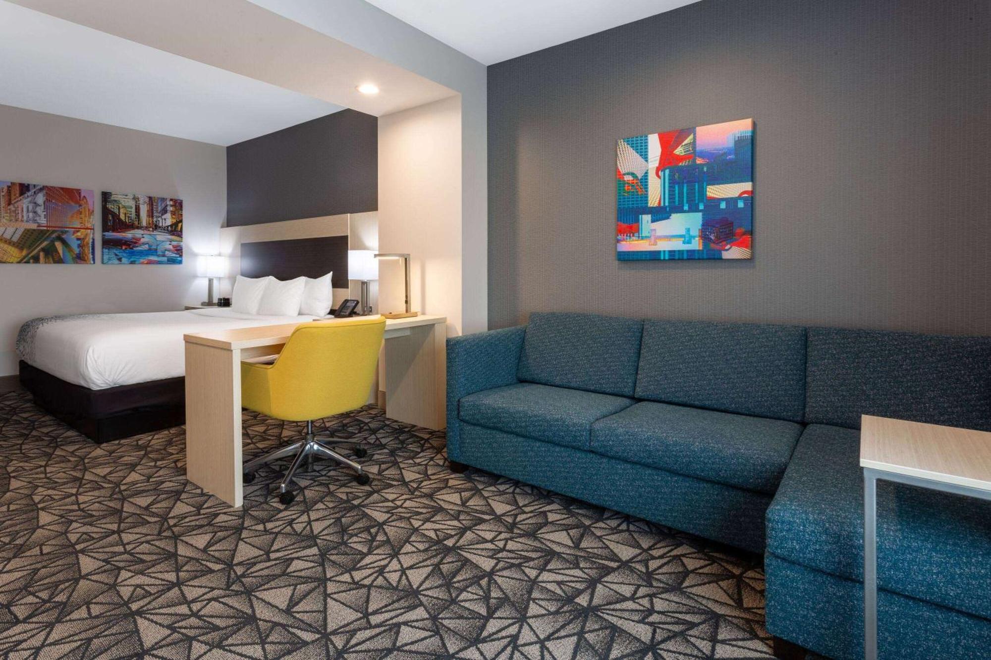 La Quinta Inn & Suites By Wyndham Shorewood Eksteriør billede